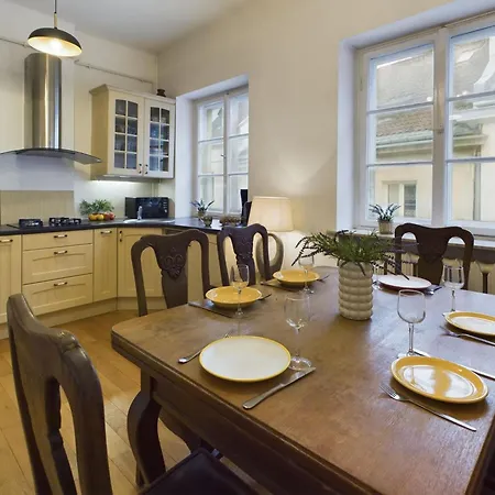 Apartment Cozy In Krakowskie Przedmiescie Near Old Town By Renters Warsaw